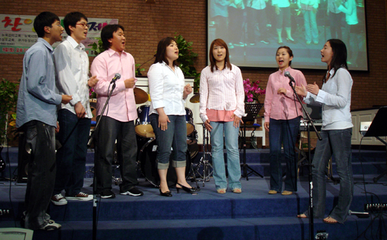퀸즈침례교회 찬양단의 아카펠라 공연