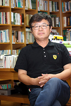 강남교회를 떠나 삼일교회로 향하는 송태근 목사. 그는 지난 17일 강남교회에서의 고별설교 후 24일 주일은 가족과 함께 작은 교회에서 예배를 드렸다고 했다. 이 사진에서의 옷차림 그대로. ⓒ김진영 기자 