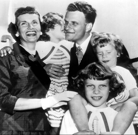 1954년에 찍은 빌리 그래함과 룻 그래함, 그의 세 자녀들