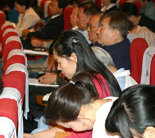 순복음 뉴욕교회에 모여 강의를 듣고 기도하는 참가자들ⓒ기독뉴스 최강석 기자