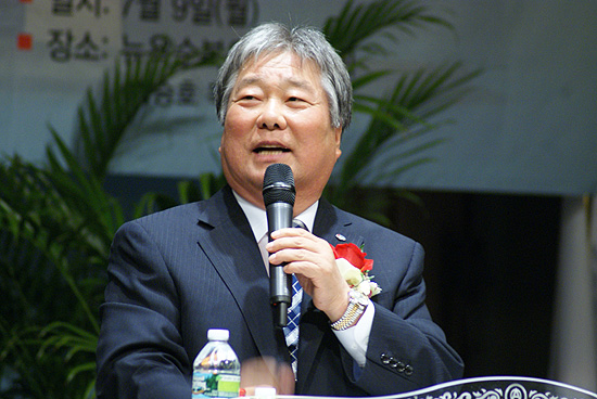 강사 이태희 목사가 설교하고 있다.