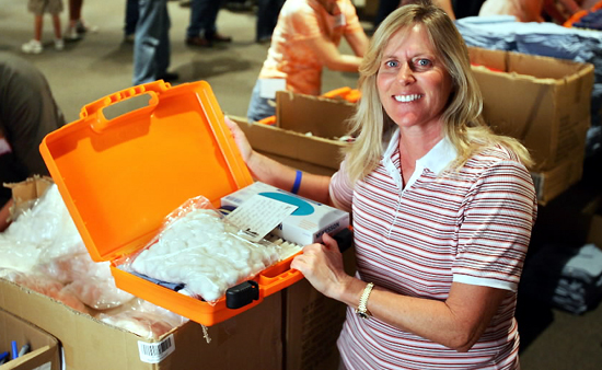  LPGA 명예의 전당 회원인 베시 킹 여사가 르완다에 보내질 간호 키트를 들어 보이고 있다.