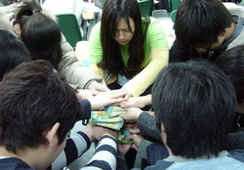 전도를 나가기전 기도하는 국제도시선교회 청년들ⓒ국제도시선교회 