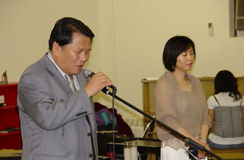 기도하고 있는 이강 목사 ⓒ뉴욕감리교회