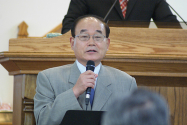 선관위 세칙에 대해 설명하고 있는 법규위원장 이병홍 목사