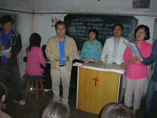 정인수 목사와 선교팀이 찬양 인도하는 모습.  (연합장로교회 제공)