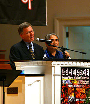 폴 애쉴맨 박사와 통역하는 안강희 선교사.