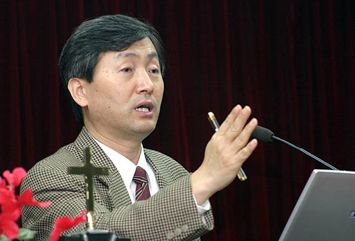 '인간배아복제, 과학의 승리인가?' 란 제목으로 강의를 하는 박상은 박사