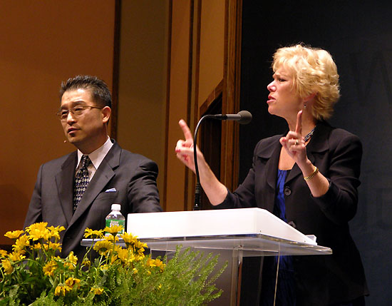 메세지를 전하고 있는 메릴리 피얼스 던커 여사(오른쪽)와 통역하고 있는 고성삼 목사(왼쪽)