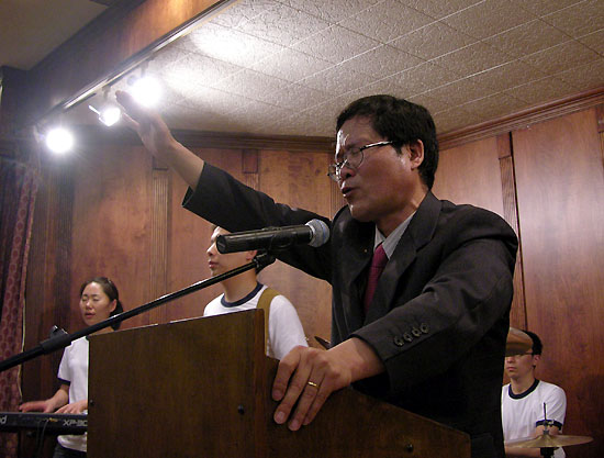 기도회를 인도하고 있는 박용규 목사