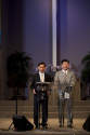 입당 4주년 감사 예배에서 설교하는 산호세 노회 조이 리 목사(우)와 김영련 목사(좌)