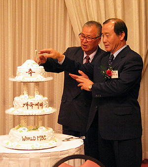 세계선교방송국 회장 조영창 목사(좌)와 라디오 코리아 사장 원창호 사장(우)가 축하케익을 절단하고 있다