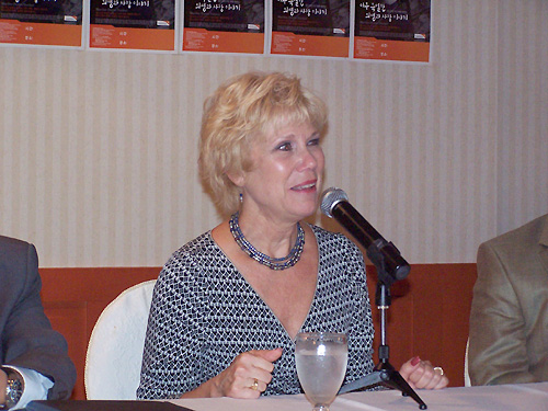 기자회견을 하는 메릴리 피얼스 여사