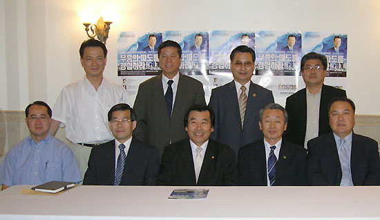 (윗줄 왼쪽부터 시계방향)허윤준 목사, 이재덕 목사, 김수웅 목사, 정재현 목사, 박희근 목사, 조명철 목사, 정수명 목사, 황영진 목사, 스티브 황 목사