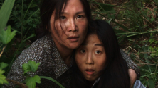 미화와 여동생이 북한 경비병을 피해 숨어있는 영화 속 장면.