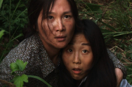 미화와 여동생이 북한 경비병을 피해 숨어있는 영화 속 장면.