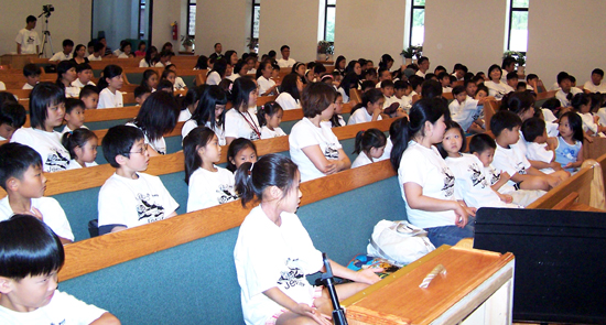 300여명의 아이들이 여름성경학교를 참석했다. 