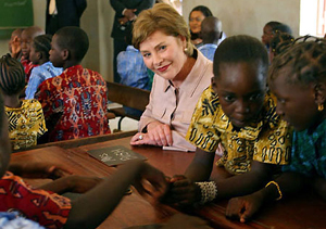 로라 부시 여사가 아프리카 4개국 순방의 마지막 국가인 말리에서 넬슨 만델라 초등학교 학생들과 담화를 나누고 있다. ⓒ월드비전