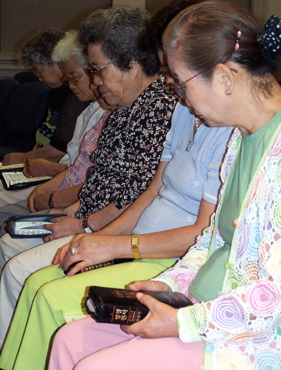 찬양과 경배 시간에 마음을 다해 찬양하는 성도들 ⓒ조헬렌 기자