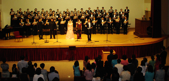 전 출연진들과 객석의 관객들이 함께 한 찬송 '주 음성 외에는'