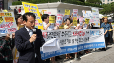 이용희 교수(왼쪽)가 KBS 여의도 본사 앞에서 시민단체 회원들과 함께 성명서를 낭독하고 있다. ⓒ이대웅 기자
