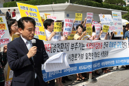 이용희 교수(왼쪽)가 KBS 여의도 본사 앞에서 시민단체 회원들과 함께 성명서를 낭독하고 있다. ⓒ이대웅 기자