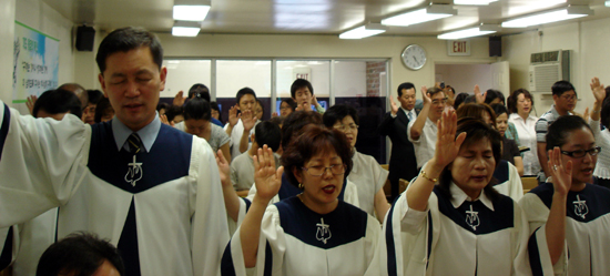 이날 많은 이들이 참석해 이전감사예배를 드렸다.