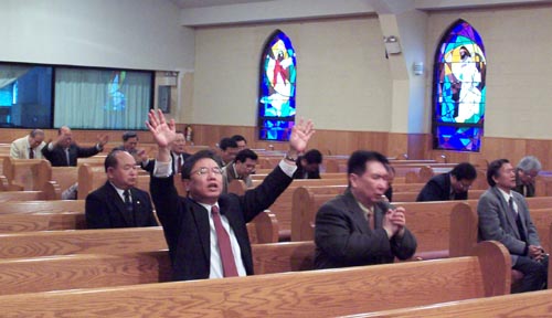 통성으로 회개기도를 하고 있는 교협회원들