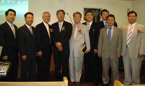 이날 예배이후 참가한 목회자들과 기념사진. 