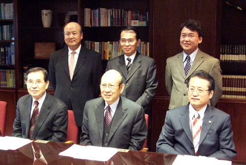 퀸즈장로교회 담임인 장영춘 목사(앞줄 가운데)는 12일 본당에서 '메시야' 공연을 위한 기자회견을 가졌다.