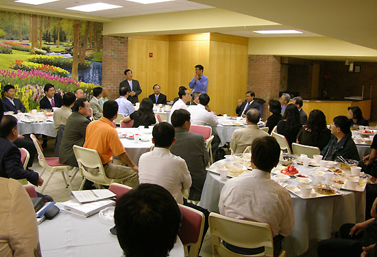 한 자리에 모여 서로 자기소개를 하고 있는 1세목회자와 2세목회자들