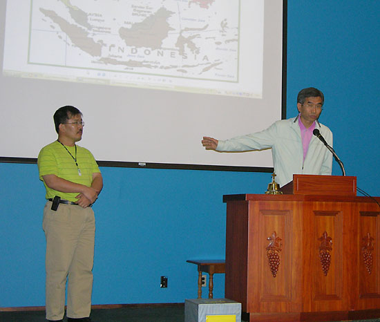 인도네시아 선교 보고를 하고 있는 선교사들