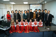 이화여고동문들과 함께 러시아천사합창단과 김바울 목사가 기념촬영을 했다.