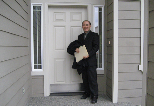 미션홈 앞에 선 강승구 목사 