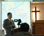 라흥채 목사가 사도행전 기록 당시의 지중해 지도를 두고 배경을 설명하고 있다.