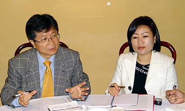 4일 동포 언론들과 간담회를 갖는 승원홍 회장 당선자(좌)와 박은덕 부회장 당선자(우). ⓒ류재광 기자 