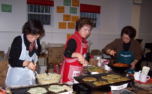 부침개를 부치고 있는 회원들