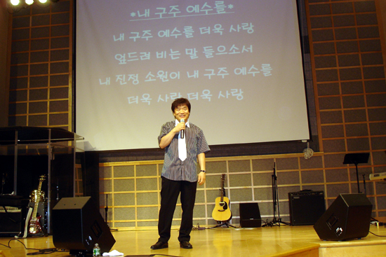 월드비전 친선대사 최인혁 집사의 찬양집회가 뉴저지 찬양교회서 진행됐다.