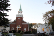 뉴욕한국인그레잇넥교회가 130년 전통의 페리쉬홀 리모델링을 완료하고 창립35주년을 맞아 기념감사예배를 개최했다. 오른쪽 희색 건물이 페리쉬홀이다.