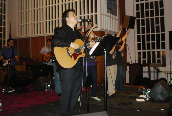 어노인팅 찬양팀이 뉴저지 하늘문 교회를 찾았다.