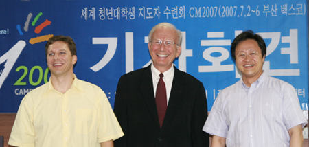 왼쪽부터 켄 코크름 국제캠퍼스사역 부총재, 스티브 더글라스 국제CCC 총재, 박성민 한국CCC 대표. 이들은 5일 기자회견에서 CM2007 성과가 “기대 이상이었다”고 말하고 만족감을 표했다. ⓒ신유정 기자 