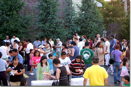 지난 8일 뉴욕그리스도교회 파킹장에서 남미계 지역주민들을 초청해 축제를 펼쳤다. ⓒ쉐퍼드 합창