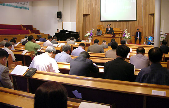 목회자들이 할렐루야 대회를 위해 기도하고 있다.