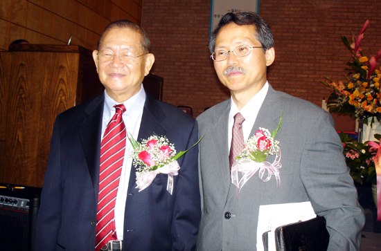 방지각 목사(좌)와 문석호 목사(우)