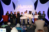 제 1회 한식축제(Korean Food Festival)에서 송영완 시애틀 총영사가 수상자들에게 시상하고 있다