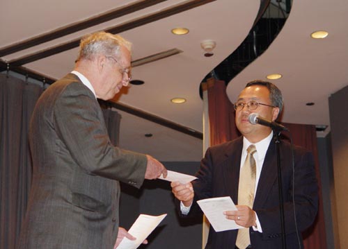 양춘길 목사(우)가 칼빈타이센 목사(좌)에게 후원금을 전달하고 있다.