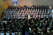 효신교회 자선음악회에서 하이든의 천지창조가 웅장하게 연주되고 있다.