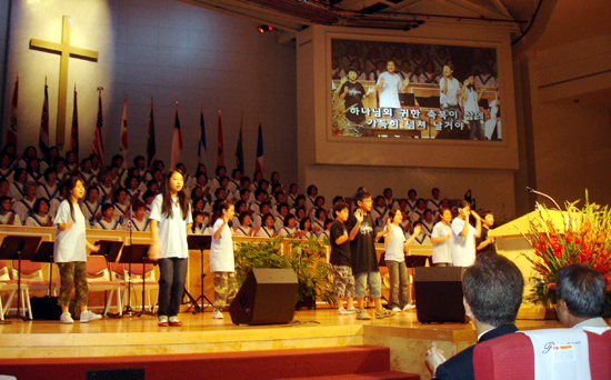 밀라노 한마음교회 청소년들이 비전트립으로 미국을 방문한 가운데, 이들은 15일 순복음뉴욕교회를 찾았다. 