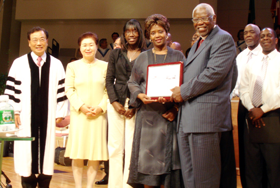 순복음뉴욕교회는 브롱스에 위치한 Love Gospel 교회와 섬김의 서약식을 가졌다. 김남수 목사 내외와 브롱스의 비숍 목사 가족