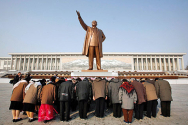 죽은 김일성 동상 앞에 절하는 북한 주민들 모습